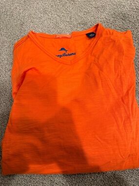 GORGEOUS LIMITED EDITION TOMMY BAHAMA LARGE V-NECK TEE